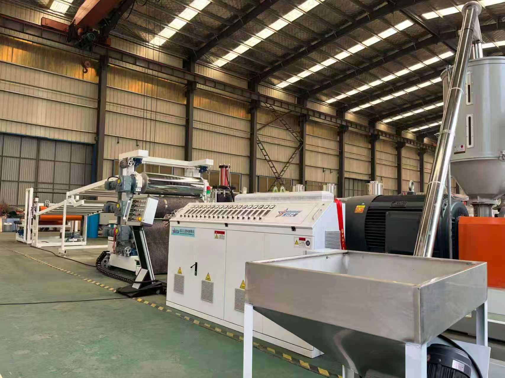 QINGDAO EASTSTAR ønsker kunder velkommen for inspeksjon av TPE/TPV/TPU/TPR antisklimatteutstyr