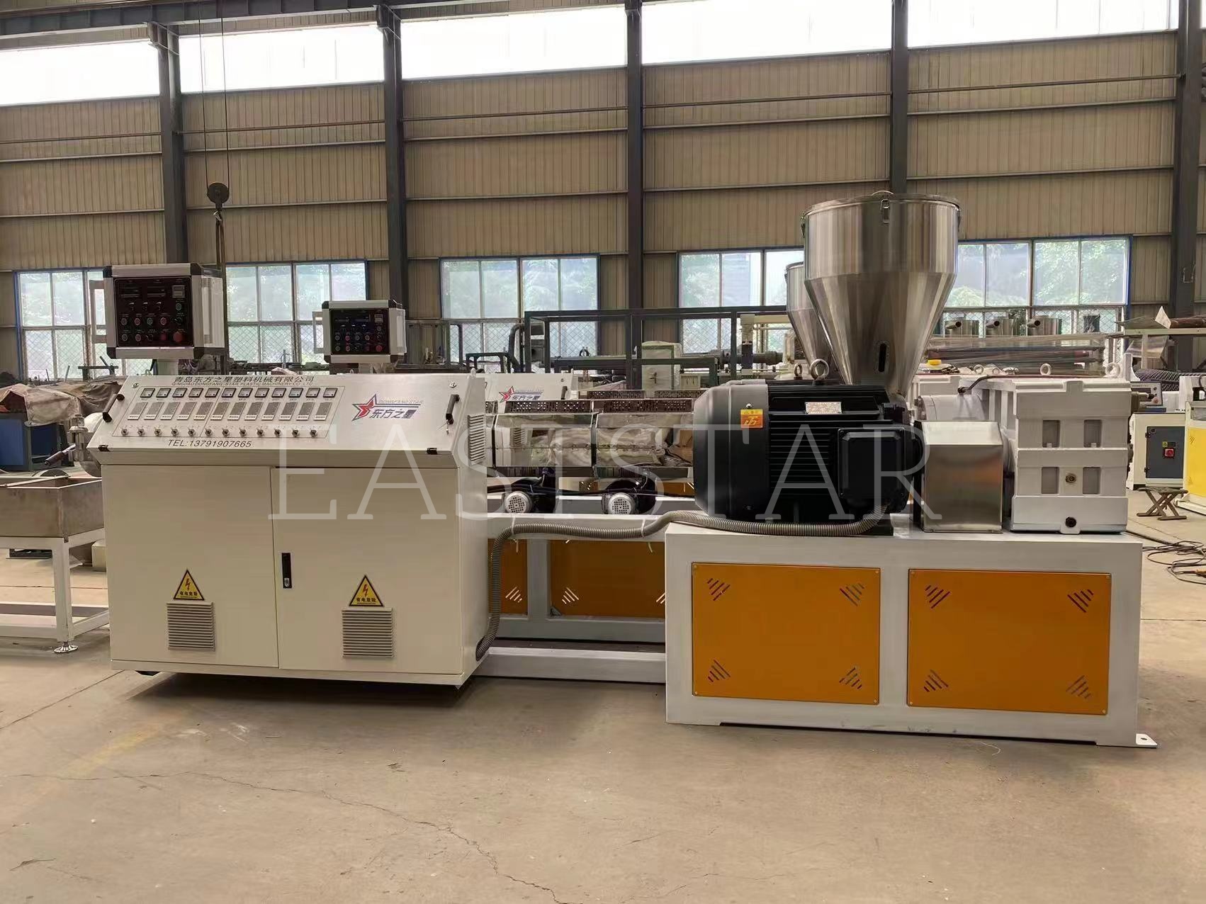 Vårt tekniske team utfører presisjonsmontering av TSSK65 parallell dobbeltskrue granulator for vår arabiske klient