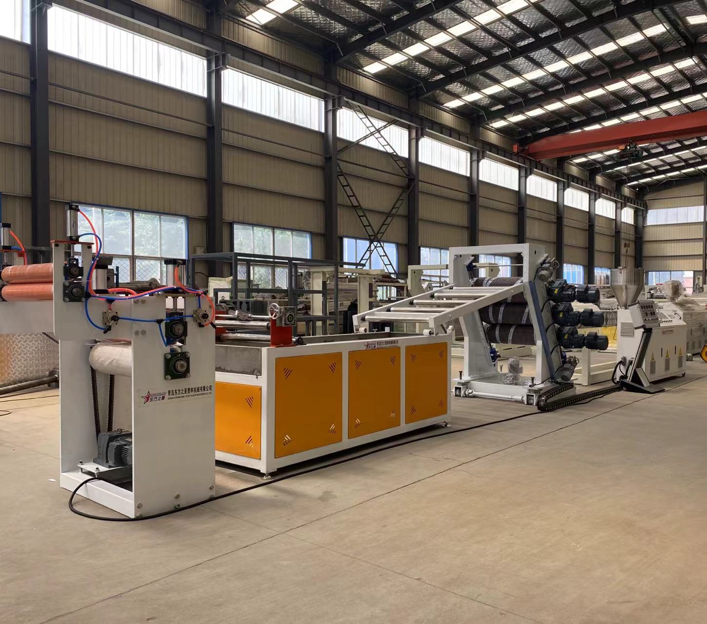 Profesjonell produksjonslinjeløsninger for fleksibel PVC-dørgardiner muliggjør effektiv produksjon av industridørgardiner