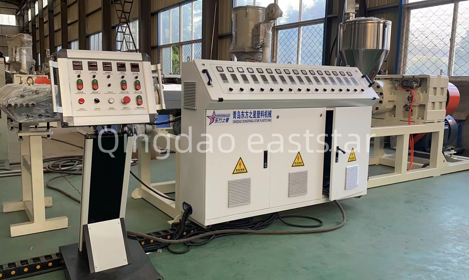 Hvordan sikrer en profesjonell produksjonslinje for PE-dreneringsplater kvaliteten på bygningsdreneringssystemer?